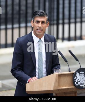 221025 -- LONDRES, le 25 octobre 2022 -- le nouveau Premier ministre britannique, Rishi Sunak, prononce son premier discours devant la nation devant le 10 Downing Street à Londres, en Grande-Bretagne, le 25 octobre 2022. Rishi Sunak est devenu le nouveau Premier ministre de Grande-Bretagne mardi après avoir rencontré le roi Charles III au palais de Buckingham, où le monarque lui a demandé de former un gouvernement après la démission de Liz Truss. Sunak, ancien chancelier de l Échiquier britannique, a remporté lundi la course à la direction du Parti conservateur au pouvoir. ROYAUME-UNI-LONDRES-NEW PM-FIRST ADDRESS LIXYING PUBLICATIONXNOTXINXCHN Banque D'Images