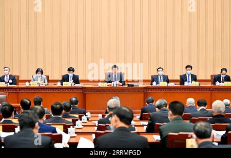 221027 -- BEIJING, le 27 octobre 2022 -- Li Zhanshu, président du Comité permanent de l Assemblée populaire nationale, préside la deuxième séance plénière de la 37e session du Comité permanent de la 13e Assemblée nationale, au Grand Hall du peuple à Beijing, capitale de la Chine, le 27 octobre 2022. CHINA-BEIJING-LI ZHANSHU-NPC-SESSION CN YINXBOGU PUBLICATIONXNOTXINXCHN Banque D'Images