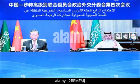 221027 -- PÉKIN, le 27 octobre 2022 -- Wang Yi, conseiller d'État chinois et ministre des Affaires étrangères, également membre du bureau politique du Comité central du Parti communiste chinois, et le ministre saoudien des Affaires étrangères, le prince Faisal bin Farhan Al Saoud, préside la quatrième réunion du sous-comité politique et diplomatique du comité mixte de haut niveau Chine-Arabie saoudite, le 27 octobre 2022. CHINA-WANG YI-SAUDI ARABIA-FM-MEETING CN SHENXHONG PUBLICATIONXNOTXINXCHN Banque D'Images