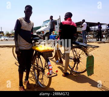 221028 -- PETAUKE ZAMBIE, 28 octobre 2022 -- la photo prise le 22 octobre 2022 montre des cyclistes-taxis attendant des clients dans le district de Petauke, province orientale, Zambie. Photo de /Xinhua TO GO WITH Feature : les entreprises de taxis à vélo créent des opportunités de revenus pour les jeunes ZAMBIENS ZAMBIE-PETAUKE-TAXI À VÉLO LillianxBanda PUBLICATIONxNOTxINxCHN Banque D'Images