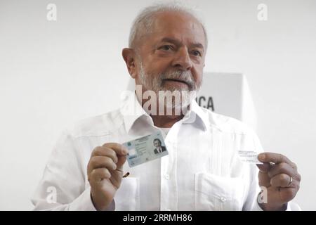 221030 -- SAO PAULO, le 30 octobre 2022 -- l'ancien président brésilien Luiz Inacio Lula da Silva vote dans un bureau de vote à Sao Bernardo do Campo, dans l'État de Sao Paulo, au Brésil, le 30 octobre 2022. Dimanche, les Brésiliens se sont rendus aux urnes pour voter pour le prochain président et vice-président, ainsi que pour les gouverneurs et vice-gouverneurs de 12 États brésiliens. Le second tour contesté oppose le président Jair Bolsonaro Parti libéral, qui cherche à être réélu, à l'ancien président Luiz Inacio Lula da Silva Parti des travailleurs. Rahel Patrasso BRÉSIL-SAO PAULO-ÉLECTION PRÉSIDENTIELLE RahelxPatraso PUBLICATIONxNOTxINxCHN Banque D'Images