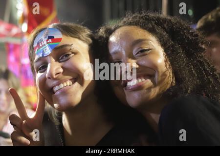 221031 -- SAO PAULO, le 31 octobre 2022 -- les partisans de Luiz Inacio Lula da Silva participent à une célébration à Sao Paulo, Brésil, le 30 octobre 2022. L’ancien président brésilien Luiz Inacio Lula da Silva du Parti des travailleurs a remporté le deuxième tour des élections présidentielles dimanche, s’établissant ainsi pour un troisième mandat de quatre ans commençant le 1 janvier 2023. Photo de /Xinhua BRÉSIL-RÉSULTAT DE L'ÉLECTION PRÉSIDENTIELLE-LULA RahelxPatrasso PUBLICATIONxNOTxINxCHN Banque D'Images