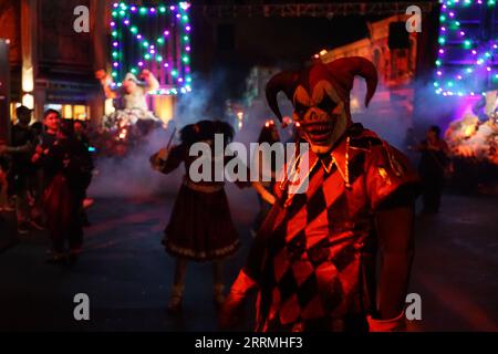 Los Angeles, États-Unis. 7 septembre 2023. Un membre du personnel en costume d'Halloween est vu lors de la soirée d'ouverture des Halloween Horror Nights à Universal Studios Hollywood à Los Angeles, Californie, États-Unis, le 7 septembre 2023. Universal Studios Hollywood à Los Angeles a lancé jeudi ses Halloween Horror Nights, un événement annuel sur le thème de Halloween. Crédit : Zeng hui/Xinhua/Alamy Live News Banque D'Images