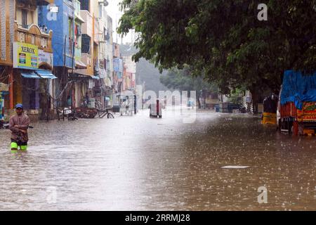 Actualités Themen der Woche KW44 Actualités Bilder des Tages 221101 -- CHENNAI INDE, 1 novembre 2022 -- les gens se promenaient dans une rue gorgée d'eau sous la pluie à Chennai, Inde, le 1 novembre 2022. Str/Xinhua INDIA-CHENNAI-RAINFALL-WATERLOGED STREET ParthaxSarkar PUBLICATIONxNOTxINxCHN Banque D'Images