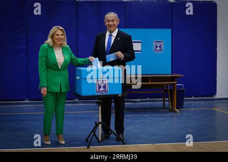 Actualités Themen der Woche KW44 Actualités Bilder des Tages 221101 -- JÉRUSALEM, le 1 novembre 2022 -- l'ancien Premier ministre israélien Benjamin Netanyahu R et son épouse ont voté dans un bureau de vote à Jérusalem, le 1 novembre 2022. Les Israéliens se dirigeaient vers les urnes mardi lors de cinquièmes élections sans précédent depuis 2019, alors que le pays est confronté à une impasse persistante qui paralyse son système politique depuis près de quatre ans. Au total, 40 partis sont candidats aux sièges au Parlement israélien. Via Xinhua MIDEAST-JERUSALEM-ELECTIONS-VOTING JINI PUBLICATIONxNOTxINxCHN Banque D'Images