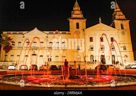 Photo de nuit de la fontaine Yara et de la façade de la cathédrale de São Luís. Église cathédrale. Fontaine éclairée. Banque D'Images