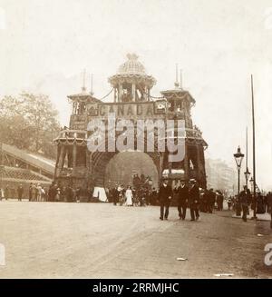 Londres. 1902 – Une scène de rue animée représentant l'arche canadienne, à Whitehall, Londres. L'arche a été érigée sur la route cérémonielle du palais de Buckingham à l'abbaye de Westminster, pour le couronnement du roi Édouard VII en juillet 1902. Il était illuminé et décoré à la fois de gerbes de blé du Manitoba et de feuilles d'érable. Il portait la légende, « Canada – Granary de Grande-Bretagne – God Save Our King & Queen ». Banque D'Images