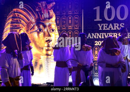 221104 -- LOUXOR ÉGYPTE, 4 novembre 2022 -- des personnes assistent à une cérémonie marquant le centenaire de la découverte de la tombe du roi Toutankhamon au temple de Louxor à Louxor, Égypte, le 4 novembre 2022. L'Egypte a organisé vendredi des événements pour célébrer le centenaire de la découverte de la tombe du roi Toutankhamon en 1922. Toutankhamon, qui est monté sur le trône à l'âge de neuf ans et est mort à 19 ans, est le pharaon le plus connu au monde de l'Egypte ancienne. Le jeune roi régna de 1332 av. J.-C. à 1323 av. J.-C., au cours d'une période connue sous le nom de nouvel Empire dans l'Égypte ancienne. ÉGYPTE-LOUXOR-TOUTANKHAMON-TOMBE-DÉCOUVERTE-CENTENAIRE-CÉLÉBRATION AHMEDXGOMAA P Banque D'Images