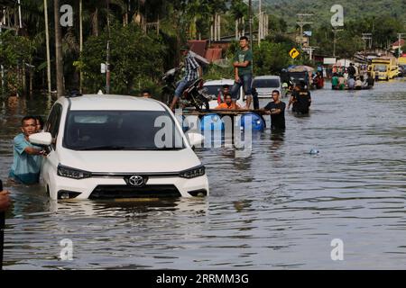 Actualités Themen der Woche KW44 Actualités Bilder des Tages 221105 -- ACEH, 5 novembre 2022 -- des gens poussent leurs véhicules dans les eaux d'inondation sur la route après de fortes pluies dans le district d'Aceh Selatan, province d'Aceh, Indonésie, le 5 novembre 2022. Photo de /Xinhua INDONESIA-ACEH-FLOOD JunaidixHanafiah PUBLICATIONxNOTxINxCHN Banque D'Images