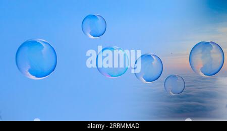 Dreamy Drift : SOAP Bubble s'envole dans le ciel bleu Banque D'Images