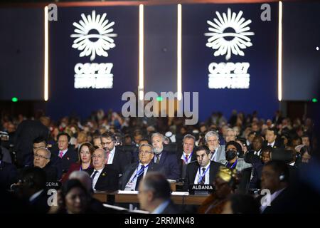 221107 -- SHARM EL-SHEIKH ÉGYPTE, 7 novembre 2022 -- des personnes assistent à l'ouverture du Sommet sur la mise en œuvre du climat de Sharm El-Sheikh lors de la 27e session de la Conférence des Parties COP27 à Sharm El-Sheikh, Égypte, le 7 novembre 2022. S’adressant au sommet sur le climat, le Secrétaire général des Nations Unies Antonio Guterres a mis en garde les dirigeants mondiaux contre les défis climatiques actuels. Nous sommes sur une autoroute menant à l’enfer climatique avec notre pied toujours sur l’accélérateur, a-t-il dit, ajoutant que la planète approche rapidement du point de basculement qui rendra le chaos climatique irréversible. ÉGYPTE-CHARM EL-CHEIKH-COP27-CLIMAT I. Banque D'Images