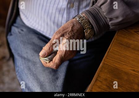 221108 -- ATHÈNES, le 8 novembre 2022 -- Christos Vassilopoulos, 82 ans, détient un billet de 5 euros dans un café d'Athènes, en Grèce, le 6 octobre 2022. POUR ALLER AVEC la caractéristique : l'inflation prend toujours plus de mordant sur les revenus de pension des retraités grecs photo par /Xinhua GRÈCE-ATHÈNES-PENSIONNÉS-INFLATION LefterisxPartsalis PUBLICATIONxNOTxINxCHN Banque D'Images