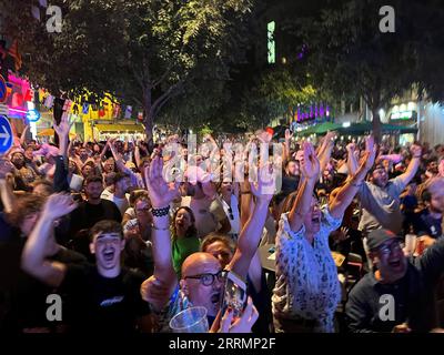 Les supporters de la zone des supporters de Perpignan réagissent à la première tentative de la France du tournoi lors du match de la coupe du monde de rugby à XV 2023 au Stade de France à Paris. Date de la photo : Vendredi 8 septembre 2023. Banque D'Images