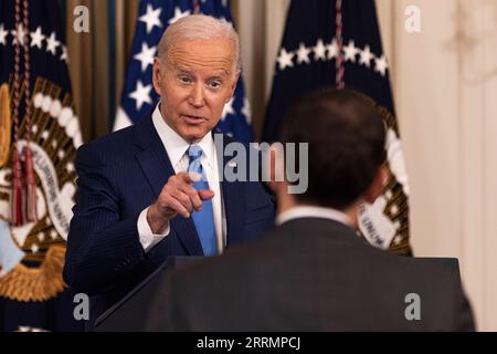 221110 -- WASHINGTON, D.C., le 10 novembre 2022 -- le président américain Joe Biden prononce une allocution à la suite des élections de mi-mandat de 2022 à la Maison Blanche, à Washington, D.C., aux États-Unis, le 9 novembre 2022. le président américain Joe Biden a déclaré mercredi que 2022 électeurs de mi-mandat étaient frustrés, car le contrôle du prochain Congrès est toujours en suspens. POUR ALLER AVEC World Insights : Biden dit que les électeurs de mi-mandat frustrés que le contrôle du Congrès est encore incertain photo par /Xinhua États-Unis-WASHINGTON, D.C.-BIDEN-ÉLECTION DE MI-MANDAT AaronxSchwartz PUBLICATIONxNOTxINxCHN Banque D'Images