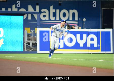 Miami, États-Unis. 07 septembre 2023. Miami, Floride, États-Unis ; Los Angeles l'infielder Chris Taylor (3 ans) attrape un ballon de mouche lors d'un match contre les Marlins de Miami à LoanDepot Park le 7 septembre 2023. (Photo de Rick Munroe/Sipa USA) crédit : SIPA USA/Alamy Live News Banque D'Images
