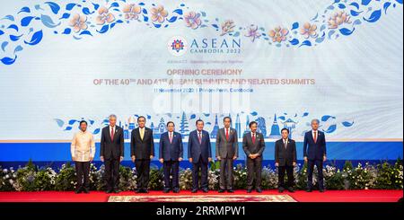 221111 -- PHNOM PENH, 11 novembre 2022 -- de gauche à droite le président philippin Ferdinand Romualdez Marcos, le premier ministre singapourien Lee Hsien Loong, le premier ministre thaïlandais Prayut Chan-o-cha, le premier ministre vietnamien Pham Minh Chinh, le premier ministre cambodgien Samdech Techo Hun Sen, le président indonésien Joko Widodo, le sultan Haji Hassanal Bolkiah, le premier ministre lao Phani Azhar Azizan Harun, président de la chambre basse du Parlement malaisien, pose pour des photos de groupe lors de la cérémonie d'ouverture des 40e et 41e sommets de l'ASEAN et des sommets connexes à Phnom Penh, Cambodge, le 11 novembre 20 Banque D'Images