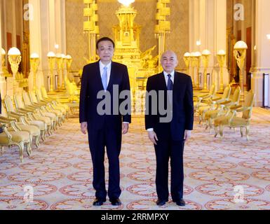 221111 -- PHNOM PENH, le 11 novembre 2022 -- le premier ministre chinois Li Keqiang rencontre le roi Norodom Sihamoni du Cambodge au Palais Royal de Phnom Penh, Cambodge, le 11 novembre 2022. CAMBODGE-PHNOM PENH-CHINE-LI KEQIANG-KING NORODOM SIHAMONI-MEETING LIUXWEIBING PUBLICATIONXNOTXINXCHN Banque D'Images