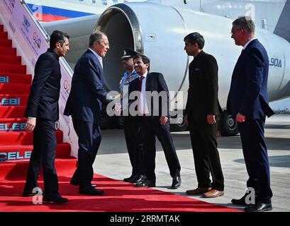 New Delhi, Inde. 08 septembre 2023. Le ministre russe des Affaires étrangères Sergei Lavrov (2L) arrive à l’aéroport à la veille du sommet du G20 de deux jours à New Delhi le vendredi 8 septembre 2023. Photo du G20 Inde/ crédit : UPI/Alamy Live News Banque D'Images