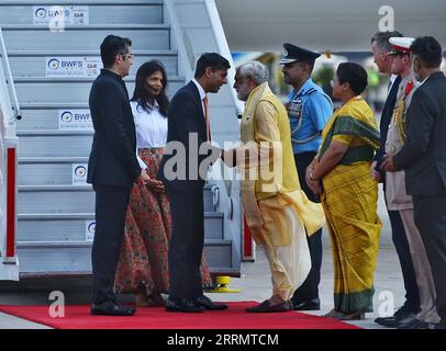 New Delhi, Inde. 08 septembre 2023. Le Premier ministre britannique Rishi Sunak (3L) et son épouse Akshata Murty (2L) arrivent à l'aéroport de New Delhi le vendredi 8 septembre 2023 pour assister à un sommet du Groupe des 20. Photo du G20 Inde/ crédit : UPI/Alamy Live News Banque D'Images