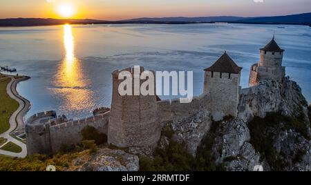Murs de château forteresse de Golubac debout sur la rive du Danube dans les rayons de coucher du soleil panorama aérien, Serbie Banque D'Images