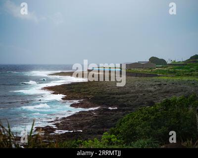 Lanyu, Taiwan. 4 septembre 2023. Vue du site d'élimination des déchets nucléaires de faible activité situé dans la partie sud de l'île Orchid. Les déchets nucléaires de faible activité sont situés à 45 kilomètres au large de la côte sud-est de Taiwan, l'île des orchidées (Lanyu) a été la destination offshore du pays pour l'élimination des déchets nucléaires. L'installation de stockage de déchets nucléaires de faible activité fonctionne depuis 1982 et elle a reçu de vives critiques de la part des autochtones, Tao (ou connu sous le nom de peuple Yami), car les résidents n'ont donné aucun consentement pour la construction de l'installation. La communauté autochtone a alors reçu N Banque D'Images