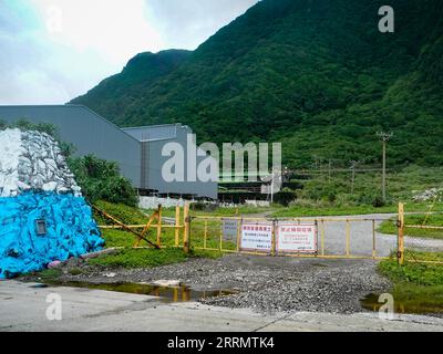 Lanyu, Taiwan. 4 septembre 2023. La porte arrière de l'installation de stockage de déchets nucléaires de faible activité sur l'île Orchid, où des signes de permis de déversement sont placés à la porte. Les déchets nucléaires de faible activité sont situés à 45 kilomètres au large de la côte sud-est de Taiwan, l'île des orchidées (Lanyu) a été la destination offshore du pays pour l'élimination des déchets nucléaires. L'installation de stockage de déchets nucléaires de faible activité fonctionne depuis 1982 et elle a reçu de vives critiques de la part des autochtones, Tao (ou connu sous le nom de peuple Yami), car les résidents n'ont donné aucun consentement à la construction de l'installation Banque D'Images