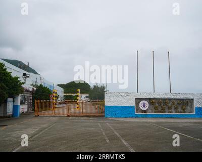 Lanyu, Taiwan. 4 septembre 2023. L'entrée de l'installation de stockage de déchets nucléaires de faible activité sur l'île Orchid. Les déchets nucléaires de faible activité sont situés à 45 kilomètres au large de la côte sud-est de Taiwan, l'île des orchidées (Lanyu) a été la destination offshore du pays pour l'élimination des déchets nucléaires. L'installation de stockage de déchets nucléaires de faible activité fonctionne depuis 1982 et elle a reçu de vives critiques de la part des autochtones, Tao (ou connu sous le nom de peuple Yami), car les résidents n'ont donné aucun consentement pour la construction de l'installation. La communauté indigène a alors reçu NT@2.55 milliards (US Banque D'Images