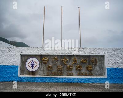 Lanyu, Taiwan. 4 septembre 2023. Un panneau montrant l'installation de stockage de déchets nucléaires de faible activité appartenant à Taiwan Power Company sur l'île des orchidées. Les déchets nucléaires de faible activité sont situés à 45 kilomètres au large de la côte sud-est de Taiwan, l'île des orchidées (Lanyu) a été la destination offshore du pays pour l'élimination des déchets nucléaires. L'installation de stockage de déchets nucléaires de faible activité fonctionne depuis 1982 et elle a reçu de vives critiques de la part des autochtones, Tao (ou connu sous le nom de peuple Yami), car les résidents n'ont donné aucun consentement pour la construction de l'installation. La communauté indigène t Banque D'Images