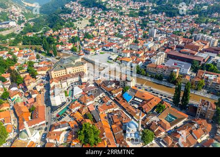 Bascarsija vieilles rues du bazar avec la mosquée Gazi Husrev-Beg et la vue aérienne de la rivière Miljacka, Sarajevo, Bosnie-Herzégovine Banque D'Images