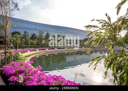 221116 -- BANGKOK, le 16 novembre 2022 -- cette photo prise le 12 novembre 2022 montre le Queen Sirikit National Convention Center à Bangkok, en Thaïlande. La 29e Réunion des dirigeants économiques de l'APEC de la coopération économique Asie-Pacifique se tiendra à Bangkok, en Thaïlande, du 18 au 19 novembre. THAÏLANDE-BANGKOK-APEC-PRÉPARATIFS WangxTeng PUBLICATIONxNOTxINxCHN Banque D'Images