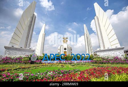 221116 -- BANGKOK, le 16 novembre 2022 -- Un logo de l'APEC 2022 est photographié dans une rue de Bangkok, Thaïlande, le 16 novembre 2022. La 29e Réunion des dirigeants économiques de l'APEC de la coopération économique Asie-Pacifique se tiendra à Bangkok, en Thaïlande, du 18 au 19 novembre. THAÏLANDE-BANGKOK-APEC-PRÉPARATIFS WangxTeng PUBLICATIONxNOTxINxCHN Banque D'Images