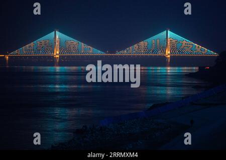 221120 -- WUHAN, le 20 novembre 2022 -- Un pont est allumé pour célébrer la Journée mondiale des enfants à Wuhan, dans la province du Hubei, au centre de la Chine, le 20 novembre 2022. CHINE-MONDE ENFANTS S JOUR BÂTIMENTS-ÉCLAIRAGE CN WUXZHIZUN PUBLICATIONXNOTXINXCHN Banque D'Images