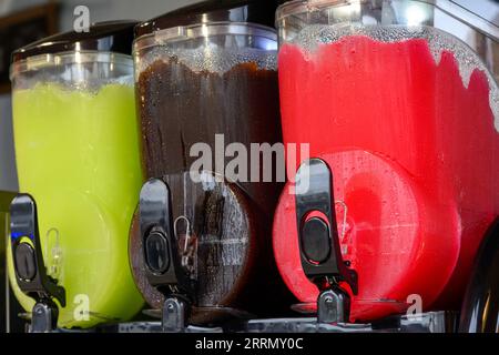 Nourriture d'été, machines à faire de la neige fondue glacée de granita glacé froid dans le café de rue, savoureuse boisson rafraîchissante Banque D'Images