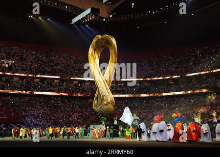 221121 -- PÉKIN, le 21 novembre 2022 -- des danseurs se produisent lors de la cérémonie d'ouverture avant le match du Groupe A entre le Qatar et l'Équateur lors de la coupe du monde de la FIFA 2022 au stade Al Bayt d'Al Khor, Qatar, le 20 novembre 2022. Titres de Xinhua : la coupe du monde de la FIFA s'ouvre à Doha après 12 ans de développement HanxYan PUBLICATIONxNOTxINxCHN Banque D'Images