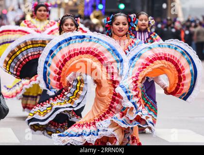 221124 -- CHICAGO, le 24 novembre 2022 -- des danseurs prennent part au défilé de Thanksgiving de Chicago sur State Street à Chicago, aux États-Unis, le 24 novembre 2022. Photo de /Xinhua U.S.-CHICAGO-THANKSGIVING PARADE JoelxLerner PUBLICATIONxNOTxINxCHN Banque D'Images