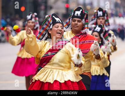 221124 -- CHICAGO, le 24 novembre 2022 -- des danseurs prennent part au défilé de Thanksgiving de Chicago sur State Street à Chicago, aux États-Unis, le 24 novembre 2022. Photo de /Xinhua U.S.-CHICAGO-THANKSGIVING PARADE JoelxLerner PUBLICATIONxNOTxINxCHN Banque D'Images