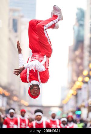 221124 -- CHICAGO, le 24 novembre 2022 -- Un artiste prend part à la Chicago Thanksgiving Parade sur State Street à Chicago, aux États-Unis, le 24 novembre 2022. Photo de /Xinhua U.S.-CHICAGO-THANKSGIVING PARADE JoelxLerner PUBLICATIONxNOTxINxCHN Banque D'Images