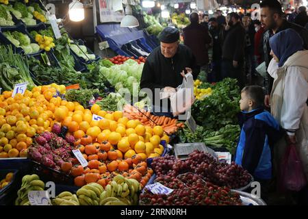 221125 -- ANKARA, le 25 novembre 2022 -- des gens font des emplettes dans un marché à Ankara, Trkiye, le 24 novembre 2022. POUR ALLER AVEC News Analysis : Trkiye s forte inflation peut se calmer, mais la crise du coût de la vie pas photo par /Xinhua TRKIYE-ANKARA-INFLATION-LIVING COUTS MustafaxKaya PUBLICATIONxNOTxINxCHN Banque D'Images