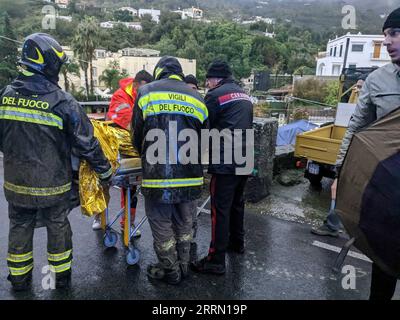 221127 -- ROME, le 27 novembre 2022 -- des membres du personnel d'urgence transfèrent une personne blessée après un glissement de terrain sur l'île d'Ischia, Italie, le 26 novembre 2022. Au moins une personne est morte et plusieurs autres ont disparu samedi sur l'île d'Ischia, dans le sud de l'Italie, après que de fortes pluies aient déclenché un glissement de terrain sur plusieurs bâtiments résidentiels, selon les autorités et les médias locaux. Carabinieri italien/document via Xinhua ITALIE-ISCHIA ISLAND-GLISSEMENT DE TERRAIN JinxMamengni PUBLICATIONxNOTxINxCHN Banque D'Images