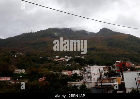 221127 -- ROME, 27 novembre 2022 -- cette photo prise le 26 novembre 2022 montre une vue générale après un glissement de terrain sur l'île d'Ischia, en Italie. Au moins une personne est morte et plusieurs autres ont disparu samedi sur l'île d'Ischia, dans le sud de l'Italie, après que de fortes pluies aient déclenché un glissement de terrain sur plusieurs bâtiments résidentiels, selon les autorités et les médias locaux. Str/Xinhua ITALIE-ISCHIA ISLAND-GLISSEMENT DE TERRAIN JinxMamengni PUBLICATIONxNOTxINxCHN Banque D'Images