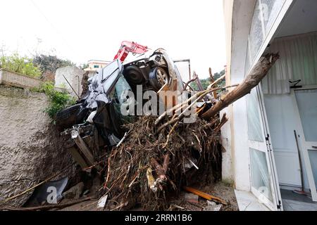 Actualités Bilder des Tages 221127 -- ROME, 27 novembre 2022 -- cette photo prise le 26 novembre 2022 montre des voitures endommagées après un glissement de terrain sur l'île d'Ischia, en Italie. Au moins une personne est morte et plusieurs autres ont disparu samedi sur l'île d'Ischia, dans le sud de l'Italie, après que de fortes pluies aient déclenché un glissement de terrain sur plusieurs bâtiments résidentiels, selon les autorités et les médias locaux. Str/Xinhua ITALIE-ISCHIA ISLAND-GLISSEMENT DE TERRAIN JinxMamengni PUBLICATIONxNOTxINxCHN Banque D'Images