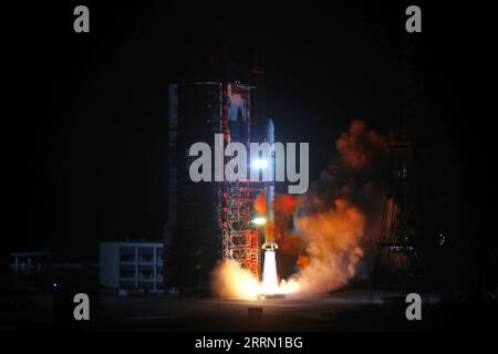 221127 -- XICHANG, 27 novembre 2022 -- Une fusée longue March-2D transportant le satellite Yaogan-36 explose depuis le centre de lancement de satellites Xichang dans la province du Sichuan du sud-ouest de la Chine, le 27 novembre 2022. Le satellite Yaogan-36 a été soulevé à 8:23 heures (heure de Beijing) par une fusée longue March-2D et est entré sur l ' orbite prévue avec succès. Photo de /Xinhua EyesonSci CHINA-SICHUAN-XICHANG-SATELLITE-LAUNCH CN LiuxGuanghui PUBLICATIONxNOTxINxCHN Banque D'Images