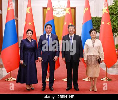 Actualités Bilder des Tages 221128 -- PÉKIN, le 28 novembre 2022 -- le président chinois Xi Jinping et Mme Peng Liyuan posent pour une photo de groupe avec le président mongol Ukhnaagiin Khurelsukh et son épouse Bolortsetseg à Pékin, capitale de la Chine, le 28 novembre 2022. Le président chinois Xi Jinping a eu des entretiens avec le président mongol Ukhnaagiin Khurelsukh lundi dans la Grande salle du peuple lors de sa visite d'État en Chine. Avant les pourparlers, le Président Xi a organisé une cérémonie de bienvenue pour le Président Khurelsukh dans la salle nord de la Grande salle du peuple. CHINE-PÉKIN-XI JINPING-MONGOLIE-PRESIDENT-TALK Banque D'Images