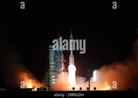 221129 -- JIUQUAN, le 29 novembre 2022 -- le vaisseau spatial habité Shenzhou-15, au sommet de la fusée long March-2F Y15, explose du centre de lancement de satellites Jiuquan dans le nord-ouest de la Chine, le 29 novembre 2022. EyesonSciCHINA-SHENZHOU-15-LANCEMENT CN LixGang PUBLICATIONxNOTxINxCHN Banque D'Images