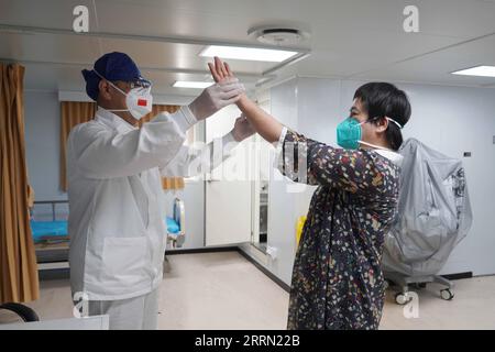 221130 -- HANGZHOU, le 30 novembre 2022 -- Un médecin effectue un examen médical pour un patient local à bord du navire-hôpital chinois Peace Ark lors d'une mission médicale à Jakarta, capitale de l'Indonésie, le 11 novembre 2022. Le navire-hôpital de la marine chinoise Peace Ark est arrivé mardi matin dans un port militaire de Zhoushan, dans la province du Zhejiang, dans l est de la Chine, après avoir achevé avec succès une mission médicale à Jakarta, capitale de l Indonésie. POUR ALLER AVEC le navire-hôpital naval chinois retour à la maison après la visite à Jakarta photo par /Xinhua CHINE-ZHEJIANG-NAVIRE-HÔPITAL NAVAL NAVIRE-RETOUR CN SunxFei PUBLICATIONxNOTxINxCHN Banque D'Images