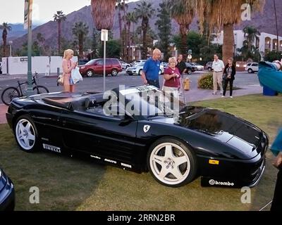 Palm Springs, Californie, États-Unis. 12 octobre 2012. Ferrari exposée autour de ''Forever Marilyn'' à Palm Springs en Californie. ''Forever Marilyn'' est une sculpture de Marilyn Monroe de 26 pieds de haut conçue par Seward Johnson. L'œuvre a été inspirée par l'une des images les plus célèbres de Monroe, tirée du film The Seven Year Itch de 1955. (Image de crédit : © Ian L. Sitren/ZUMA Press Wire) USAGE ÉDITORIAL SEULEMENT! Non destiné à UN USAGE commercial ! Banque D'Images