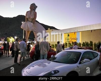 Palm Springs, Californie, États-Unis. 12 octobre 2012. Ferrari exposée autour de ''Forever Marilyn'' à Palm Springs en Californie. ''Forever Marilyn'' est une sculpture de Marilyn Monroe de 26 pieds de haut conçue par Seward Johnson. L'œuvre a été inspirée par l'une des images les plus célèbres de Monroe, tirée du film The Seven Year Itch de 1955. (Image de crédit : © Ian L. Sitren/ZUMA Press Wire) USAGE ÉDITORIAL SEULEMENT! Non destiné à UN USAGE commercial ! Banque D'Images