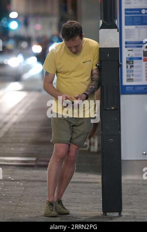 Broad Street, Birmingham, 8 septembre 2023 - Revellers a pris à Broad Street à Birmingham vendredi soir où ils ont apprécié des températures de 27 degrés. Cela signifiait qu'ils pouvaient profiter de porter des vêtements skimpy comme ils faisaient leur chemin de bar en bar. Deux hommes ont été repérés jouant au combat sur le trottoir alors que leur ami essayait de profiter d'un plat à emporter après une journée de boisson. Crédit : Arrêter Press Media/Alamy Live News Banque D'Images