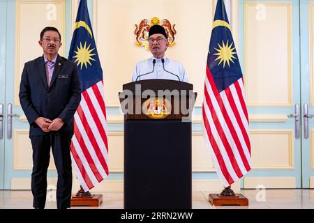 221202 -- PUTRAJAYA, le 2 décembre 2022 -- le Premier ministre malaisien Anwar Ibrahim prend la parole lors d'une conférence de presse à Putrajaya, Malaisie, le 2 décembre 2022. Anwar a dévoilé son cabinet vendredi, nommant deux vice-premiers ministres dans un effort pour mieux représenter les deux moitiés du pays. /Cabinet du Premier ministre de Malaisie/document via Xinhua MALAYSIA-PUTRAJAYA-CABINET SadiqxAsyraf PUBLICATIONxNOTxINxCHN Banque D'Images