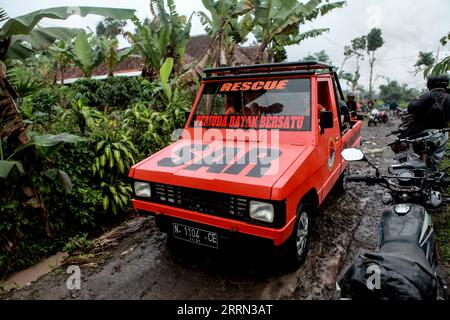 221204 -- LUMAJANG, 4 décembre 2022 -- les sauveteurs évacuent les villageois voisins après l'éruption du mont Semeru dans le village de Sapiturang à Lumajang, Java oriental, Indonésie, le 4 décembre 2022. Le volcan Semeru sur l'île indonésienne de Java est entré en éruption dimanche, crachant une colonne de cendres de 1,5 km de haut, ont déclaré les autorités. À partir de dimanche après-midi, le PVMBG, Centre de volcanologie et d atténuation des risques géologiques du pays, a relevé son niveau d alerte volcanique pour le volcan Semeru au niveau 4, le niveau le plus élevé d un système d alerte volcanique à quatre niveaux. Photo de /Xinhua INDONESIA-LUMAJANG-MOUNT SEMERU-ERU Banque D'Images